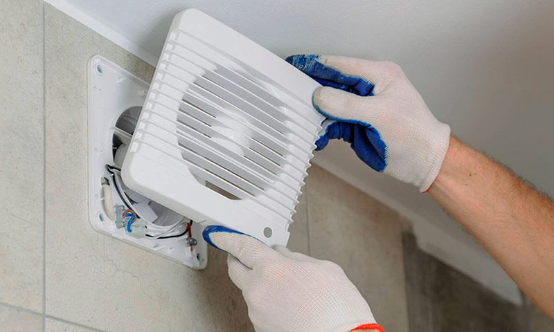 Connexion d'un ventilateur d'extraction dans une toilette