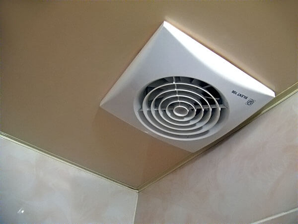 Connexion d'un ventilateur d'extraction dans une toilette