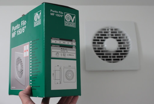 Connexion d'un ventilateur d'extraction dans une toilette