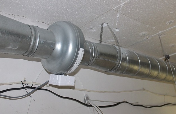 Connexion d'un ventilateur d'extraction dans une toilette