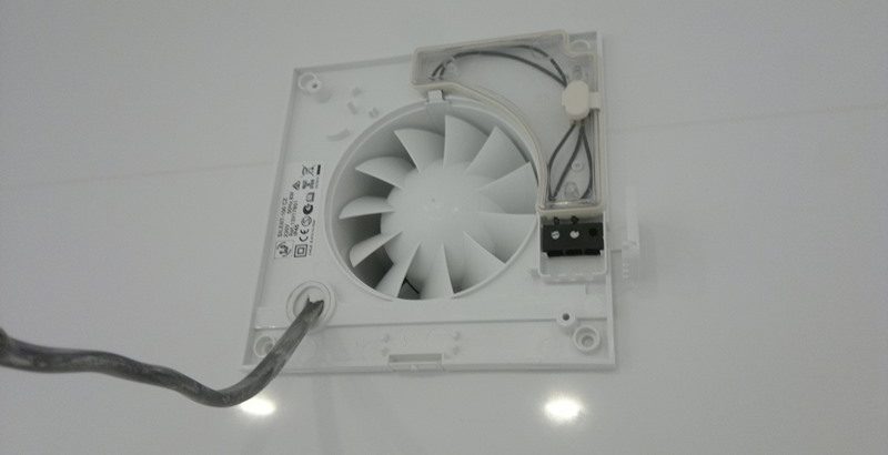 Connexion d'un ventilateur d'extraction dans une toilette