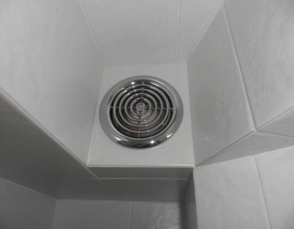 Connexion d'un ventilateur d'extraction dans une toilette
