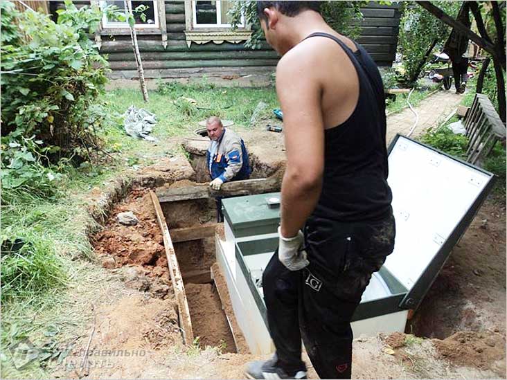 Un exemple du dispositif d'égout correct pour une maison privée