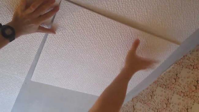 Comment coller correctement les carreaux de plafond: instructions d'installation + avantages et inconvénients du matériau