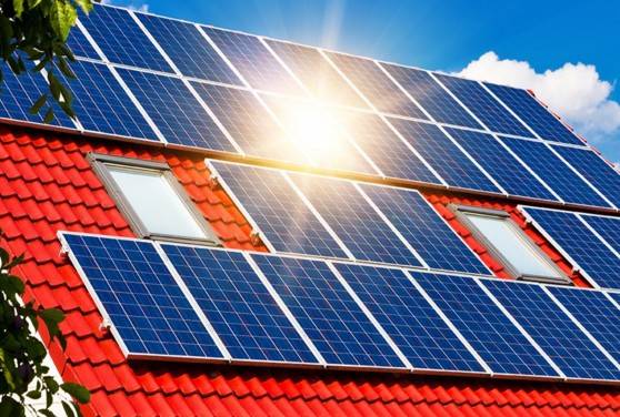 Schéma de connexion des panneaux solaires : au contrôleur, à la batterie et aux systèmes entretenus