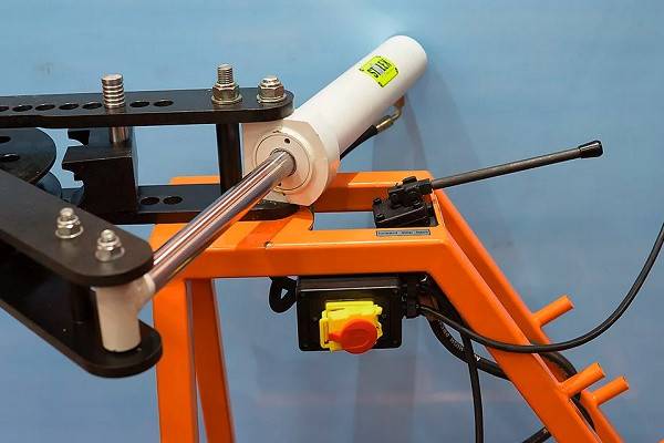 Comment choisir une cintreuse hydraulique: types d'équipements et leurs caractéristiques