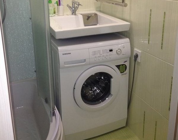 Montage de l'évier au-dessus de la machine à laver, photo