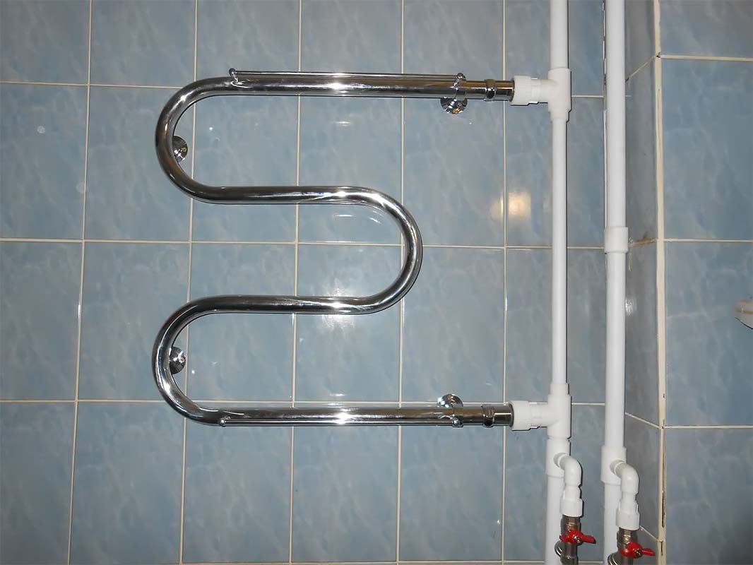 Raccordement d'une échelle sèche-serviettes: avec entrée inférieure et latérale, schémas, nuances d'installation