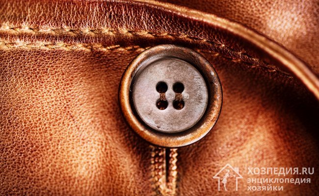 Comment éliminer facilement les marques de stylo des chemises à l'aide de la laque pour cheveux