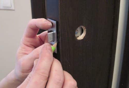 Comment installer indépendamment un loquet dans une porte intérieure: une instruction étape par étape avec une photo