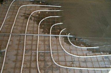 Comment faire un plancher chauffant électrique sous un carrelage : option film et câble