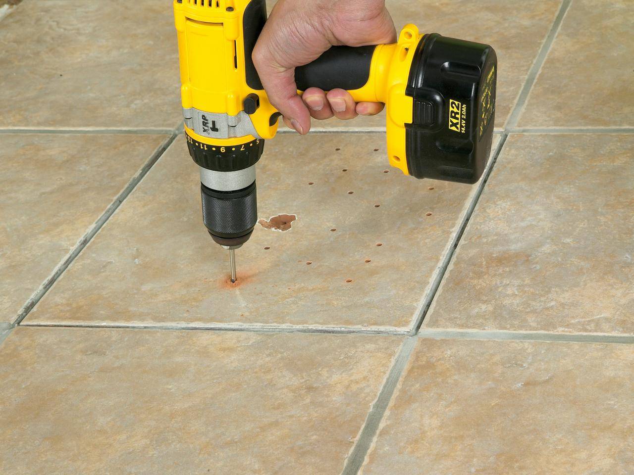 Instructions détaillées et conseils utiles pour percer des carreaux au mur : 50 photos et 3 vidéos