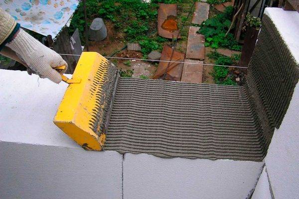 Consommation de colle des parpaings en béton cellulaire au 1m3 : exemples de calculs + conseils pour le choix d'une colle