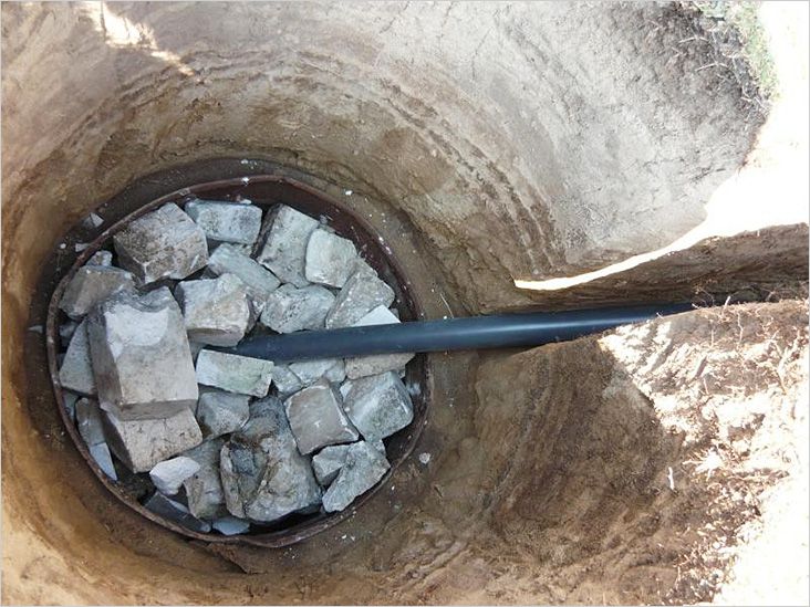 Un exemple d'une fosse septique faite maison faite de barils en plastique