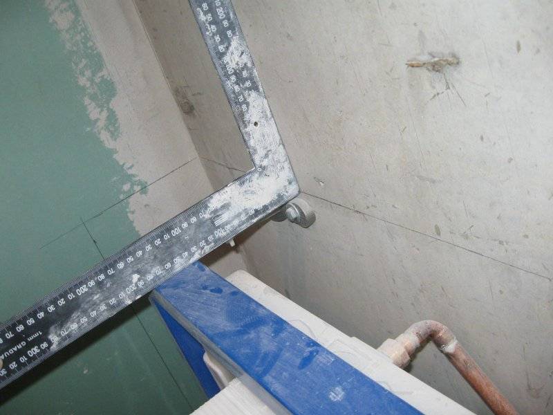 Comment cacher les tuyaux dans la salle de bain: un aperçu des meilleures façons de masquer le pipeline