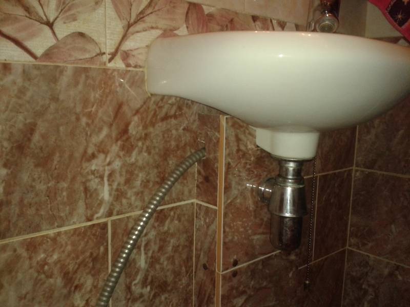 Installation d'une douche hygiénique pour une cuvette de toilettes: options d'installation et exemple de travail