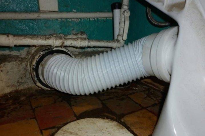 Installation de l'ondulation sur les toilettes et les spécificités de la connexion de la plomberie avec celle-ci