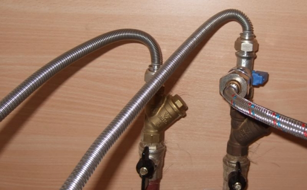 Connexion matérielle pour un mélangeur: appareil, avantages et inconvénients + caractéristiques d'installation