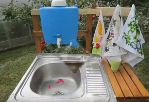 Lavabo à faire soi-même pour offrir : aperçu des meilleurs designs et exemples de produits faits maison