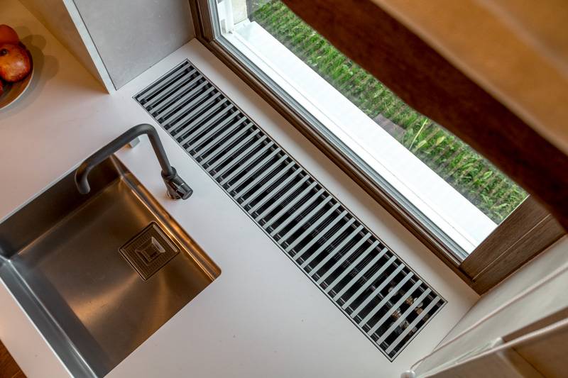 Convecteurs de chauffage au sol à eau. choix, avantages et inconvénients