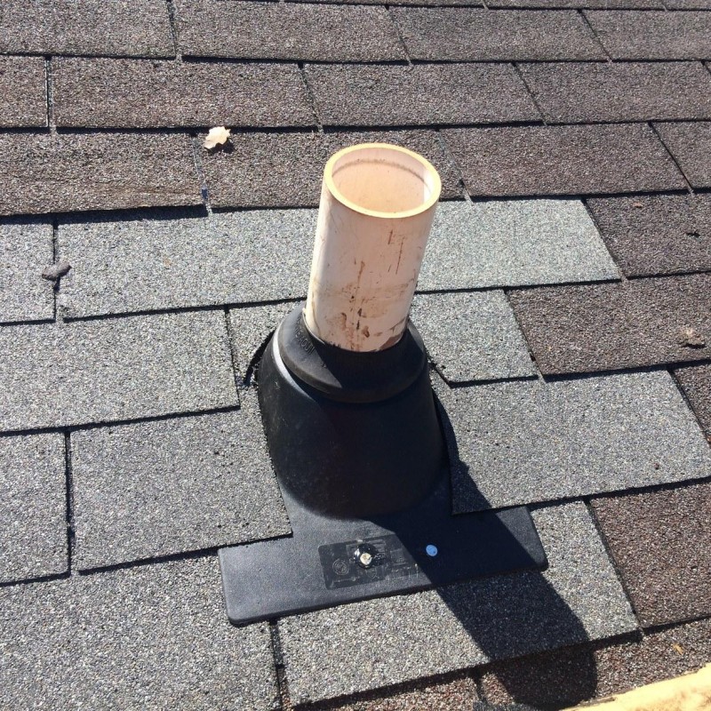 Nœud de passage de ventilation à travers le toit: options et règles de construction