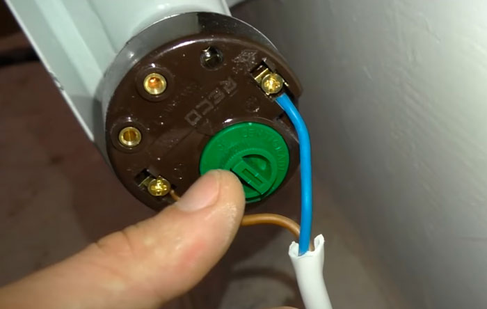 Éléments chauffants avec thermostat pour chauffer l'eau