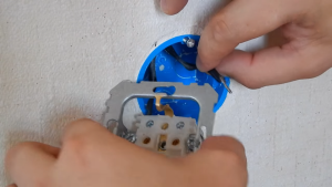 Prises et interrupteurs aériens : règles pour une installation et un raccordement en toute sécurité