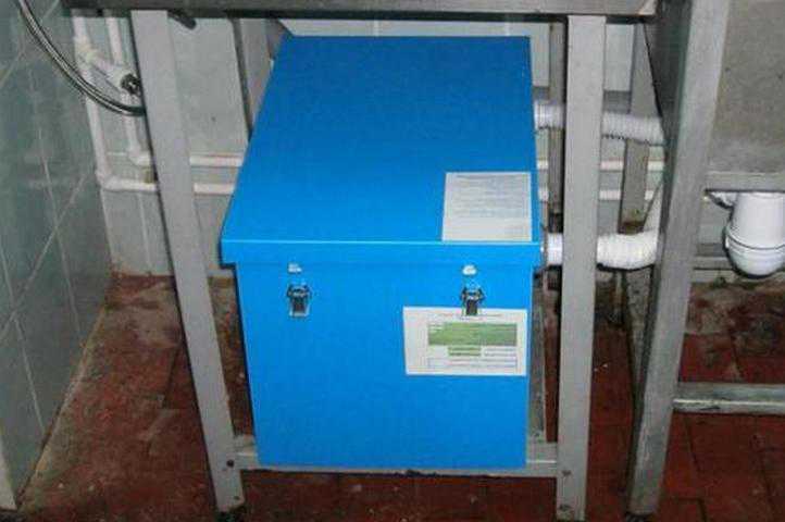 Comment choisir le bon bac à graisse et le monter sur l'égout