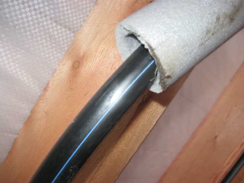 Comment isoler une conduite d'eau dans la rue pour qu'elle ne gèle pas en hiver: méthodes, photos, vidéos