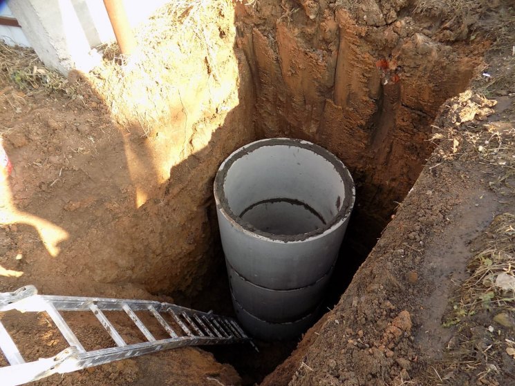 Égouts dans le pays: sans odeur et pompage, comment créer un système de pays avec une capacité de stockage de vos propres mains
