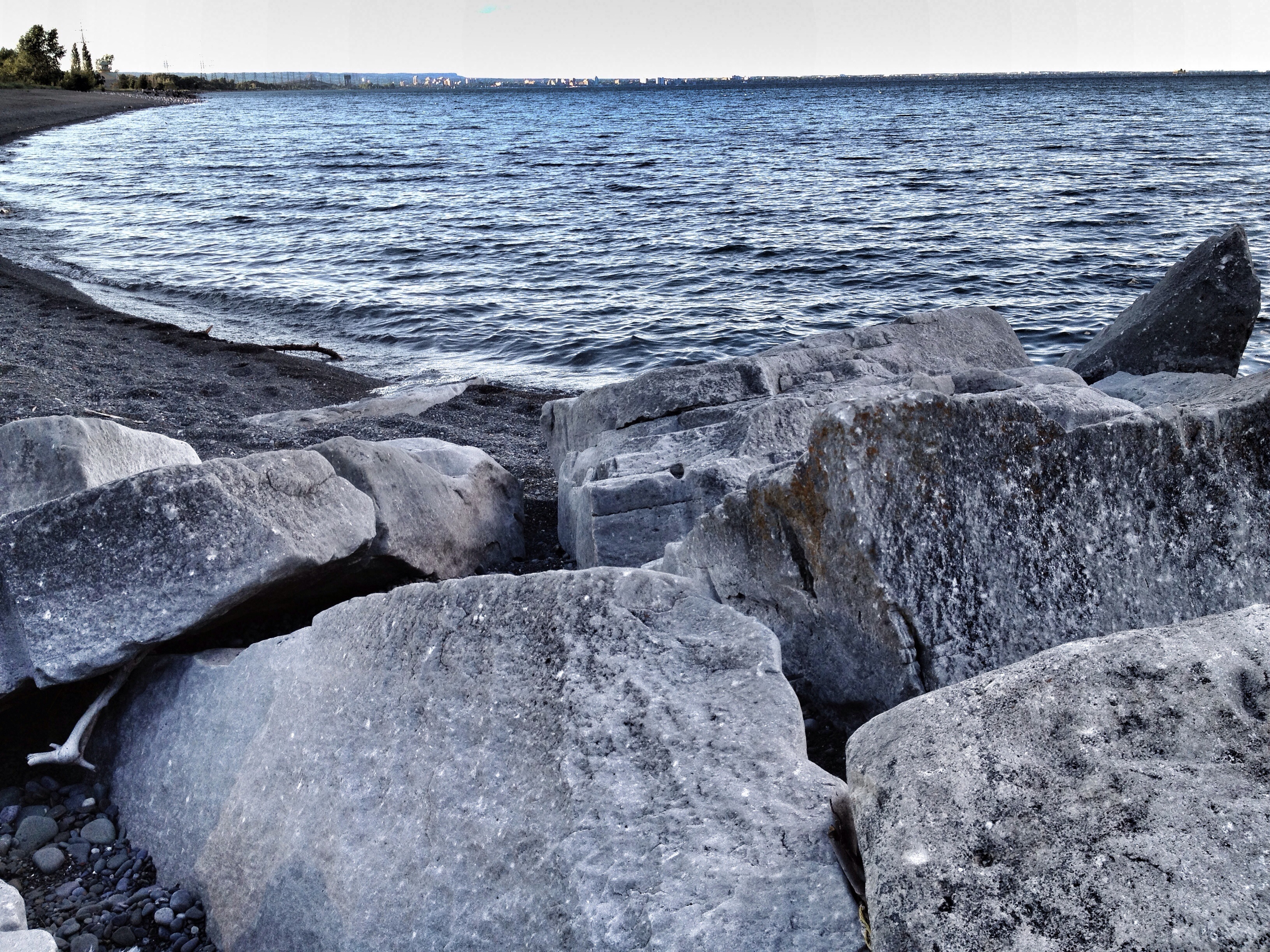 Pourquoi les pierres rêvent : voir des gros et des petits cailloux dans l'eau ou sur le sol, les ramasser ou les jeter