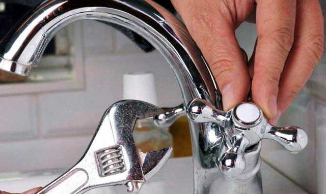 Comment réparer un robinet dans la salle de bain s'il fuit ?