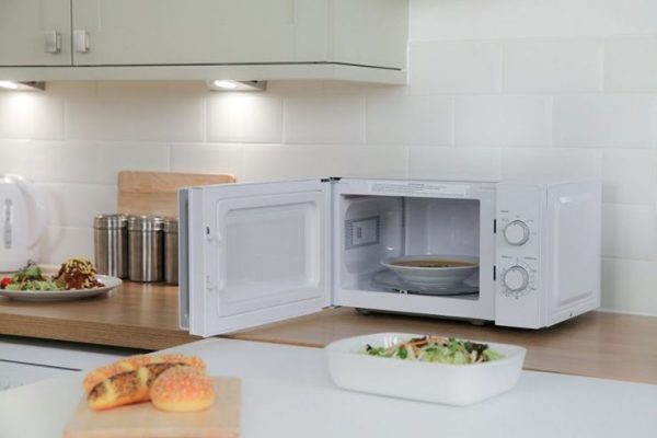 Est-il possible de suspendre un micro-ondes au-dessus d'une cuisinière à gaz: exigences de sécurité et règles d'installation de base