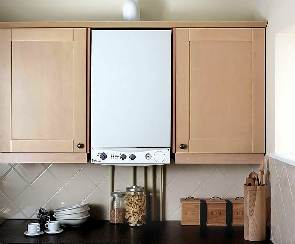 Conception d'une petite cuisine à Khrouchtchev avec un geyser et un réfrigérateur: comment cacher un geyser dans la cuisine, photo