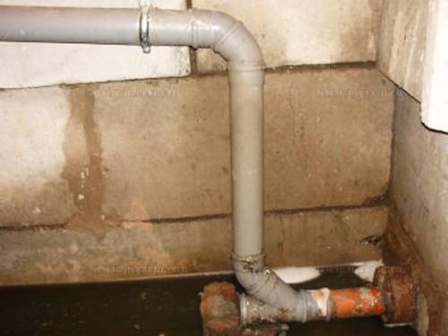 Ça pue les égouts dans les toilettes du dernier étage : pourquoi ça pue et que faire ?