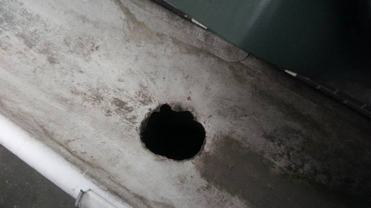 Est-il possible de remplacer la pièce de serrage du col de trop-plein de la tuyauterie de la salle de bain