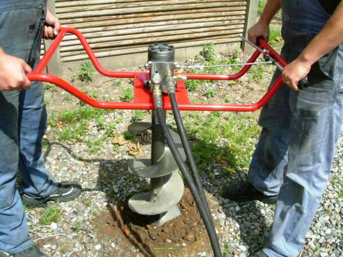 Forage manuel de puits d'eau : un aperçu des 4 méthodes + forage avec une perceuse à glace en détail