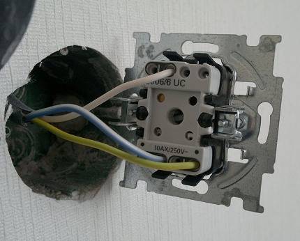 Commutateur de passage double : appareil + schéma de câblage + conseils d'installation