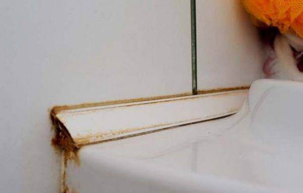 Comment coller une bordure sur une baignoire: nous démontons les options en céramique et en plastique