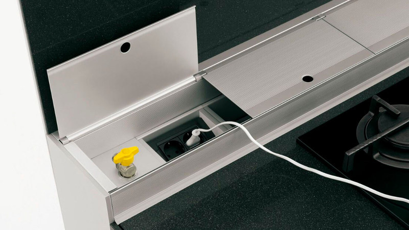 Prises escamotables dans la cuisine : rallonges cachées intégrées dans le meuble