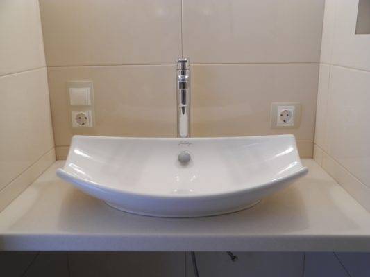 Vasque à poser dans la salle de bain : comment choisir + guide d'installation