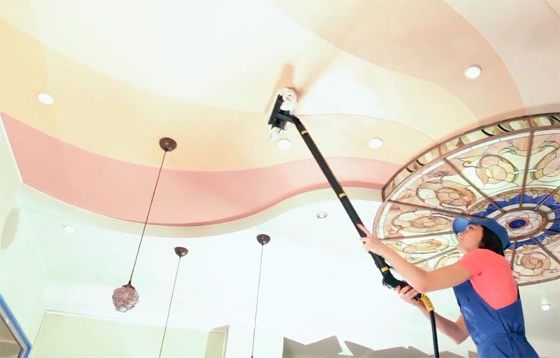 Comment laver un plafond tendu brillant à la maison ?