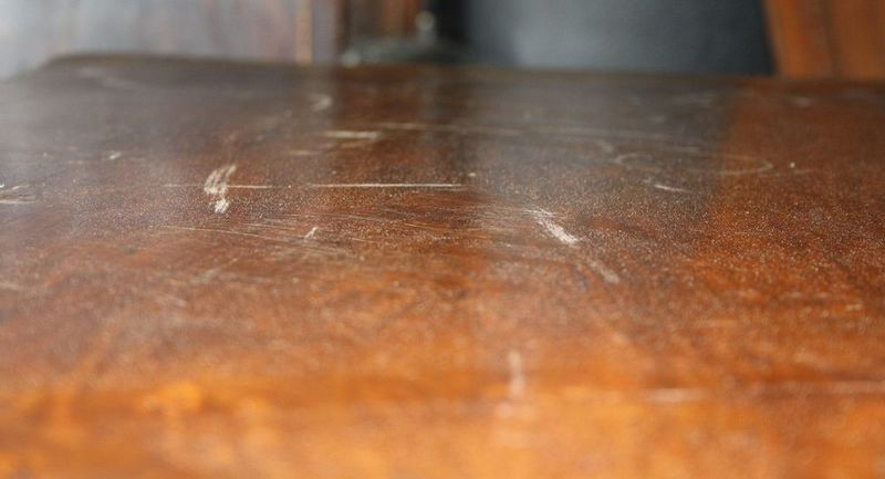 8 remèdes efficaces pour enlever les rayures des meubles