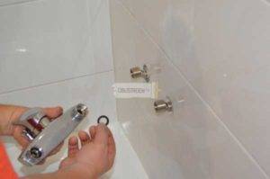 Installer un robinet dans la salle de bain: comment l'installer au mur de vos propres mains à la hauteur optimale, installer un robinet dans l'évier