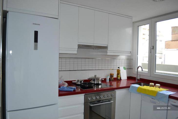 Réfrigérateur et cuisinière à gaz dans la cuisine : distance minimale entre les appareils et conseils de placement