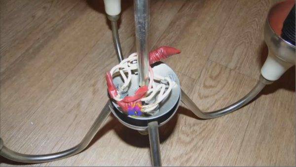 Comment connecter un lustre à un interrupteur à deux gangs: instructions étape par étape