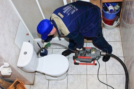 Libérer un ami blanc : réparer un blocage dans les toilettes sans piston ni plomberie