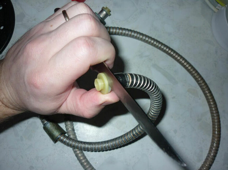 Tuyau en caoutchouc dans une tresse en silicone pour une douche : comment démonter et réparer