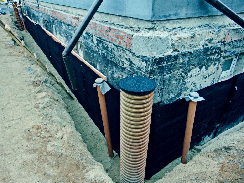Drainage autour des fondations de la maison de vos propres mains: le dispositif du système de drainage, comment le faire correctement avec des schémas + des photos