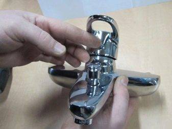 Comment changer le robinet de la cuisine : retirez l'ancien robinet et installez-en un nouveau